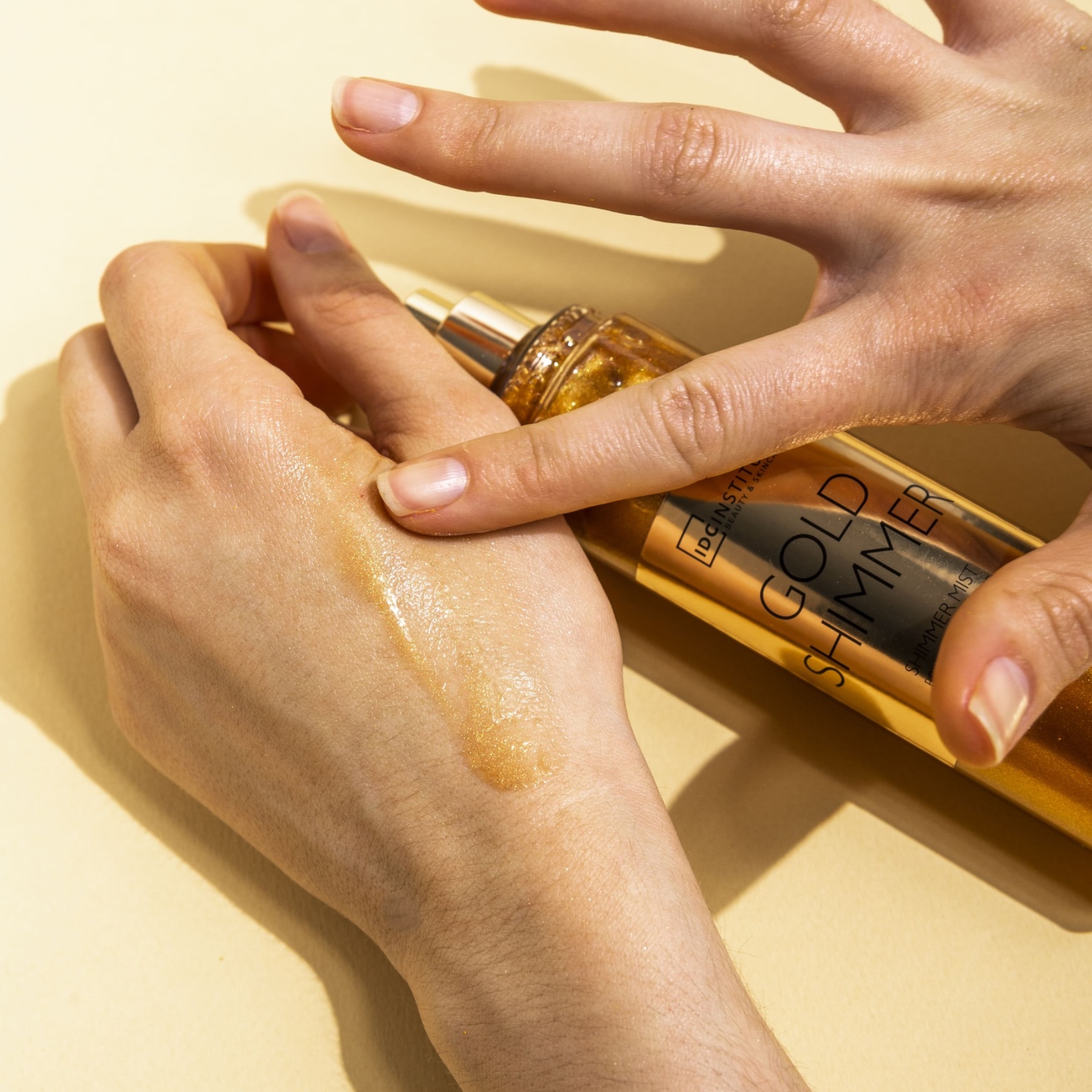 IDC Gold Shimmer rozjasňující tělová mlha se zlatým třpytem 150 ml