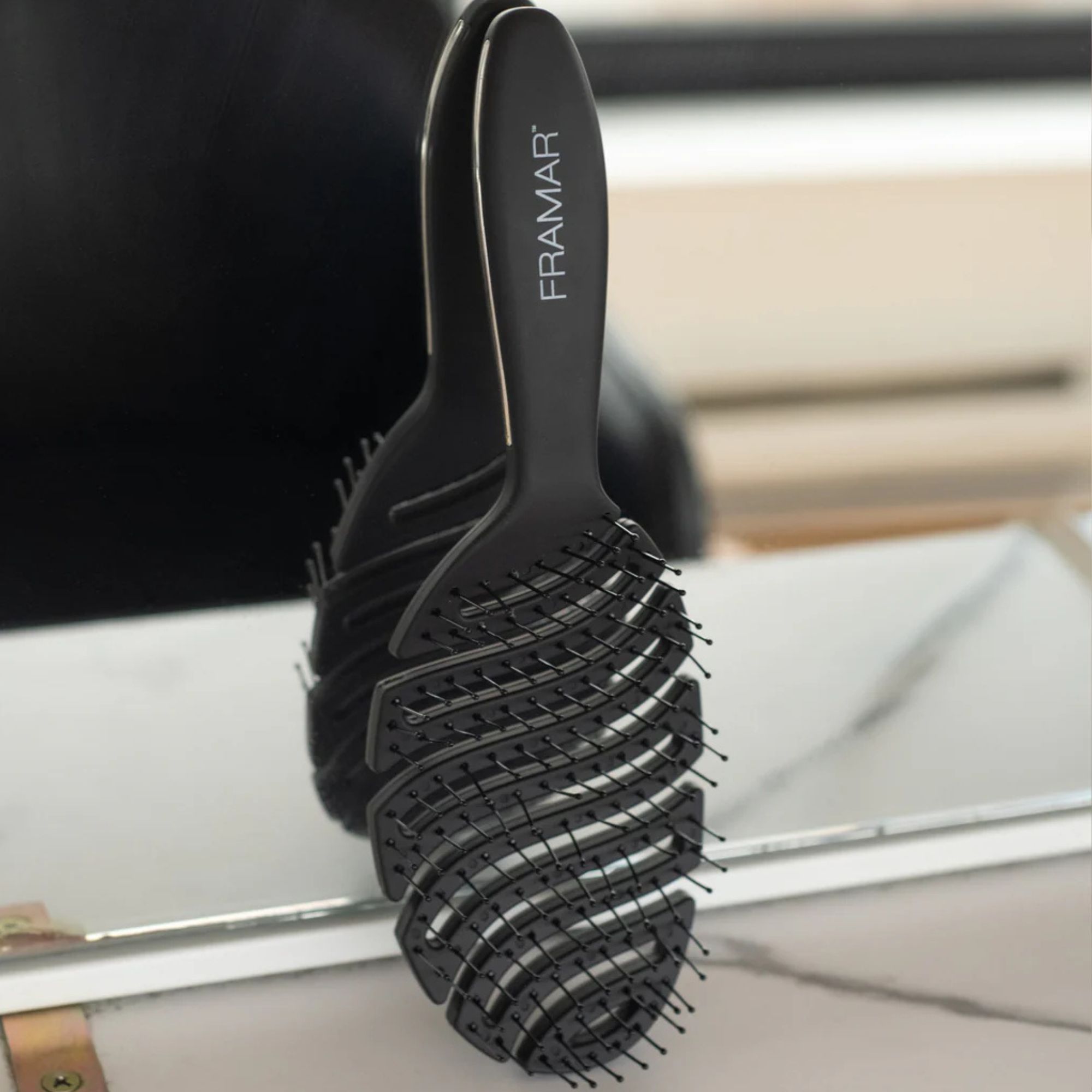 Framar Flex Brush Black flexibilní kartáč na vlasy